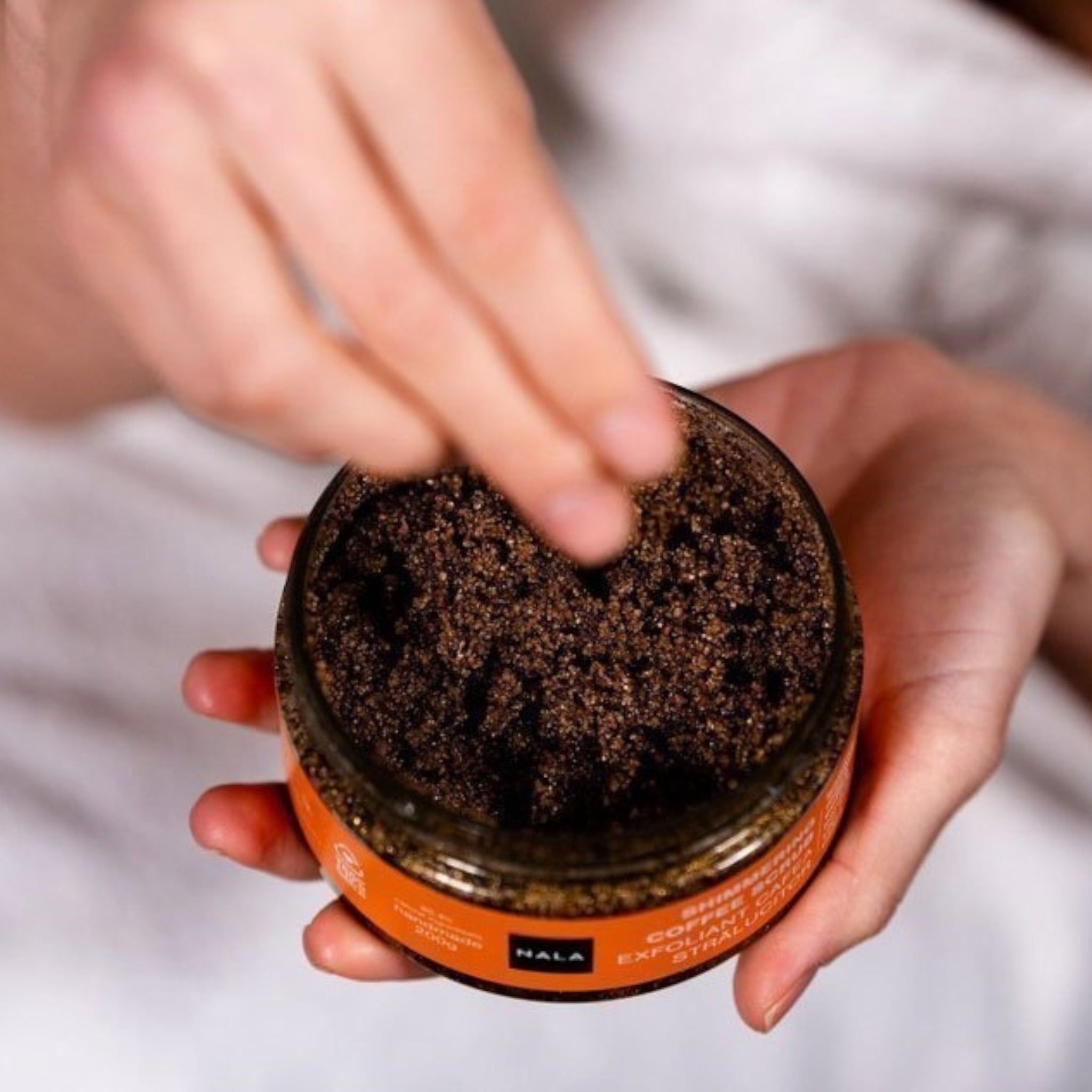 Shimmering Coffee Scrub - Banana & Macadamia Oil