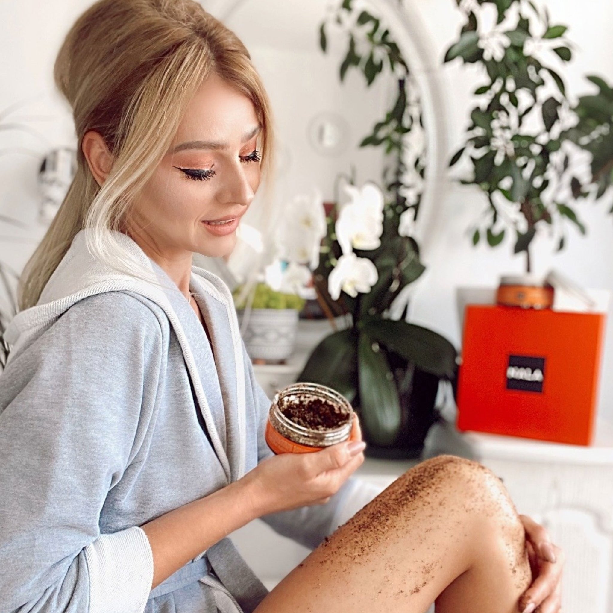 Shimmering Coffee Scrub - Banana & Macadamia Oil